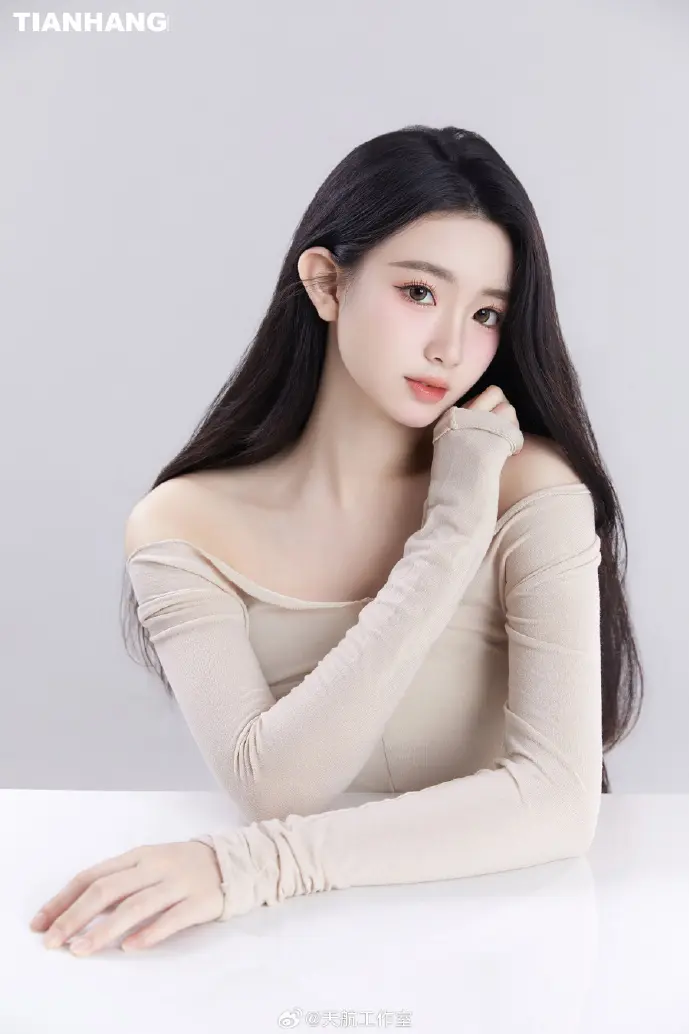 深夜加班族使用手机点外卖